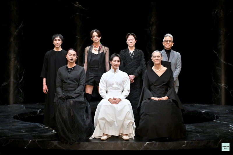 宮本亞門、成宮寛貴が25年ぶりの再会。舞台『サド侯爵夫人』開幕！「生々しく劇場で演じられたら」 | THEATER GIRL
